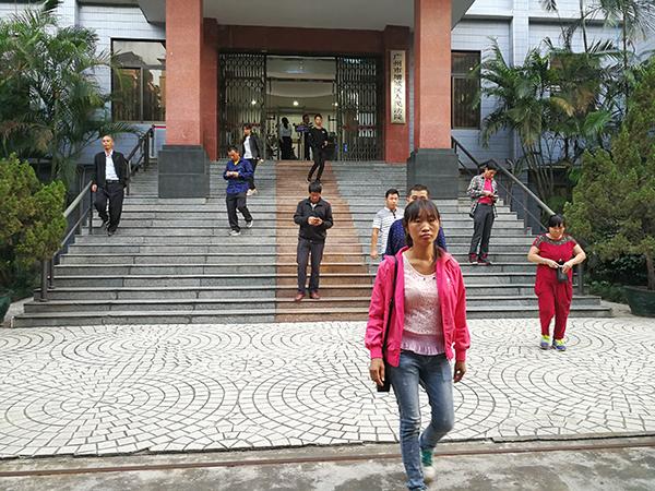 男子涉拐卖9男童受审求判死刑 有家属寻子无望自杀