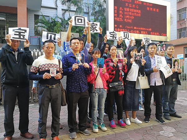 男子涉拐卖9男童受审求判死刑 有家属寻子无望自杀