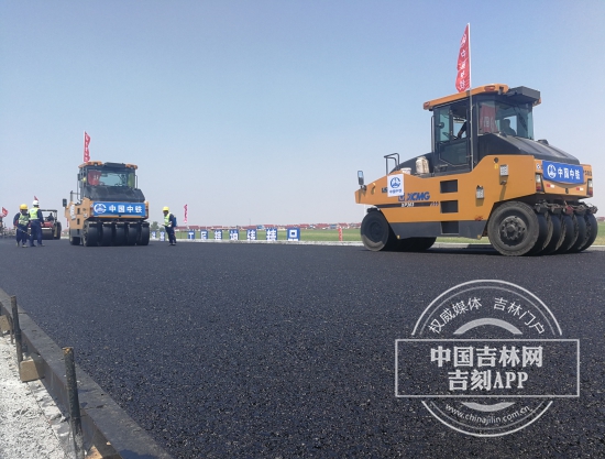 星空体育官网吉林省第一条智能化高速公路“双洮”高速进入沥青路面施工阶段(图4)