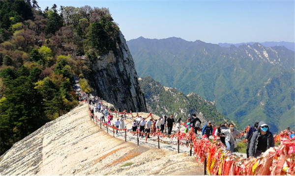   "五一"假期游览华山的游客 供图 华山风景名胜区管理委员