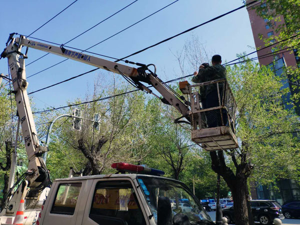 沈阳市铁西区整治“城市蜘蛛网”