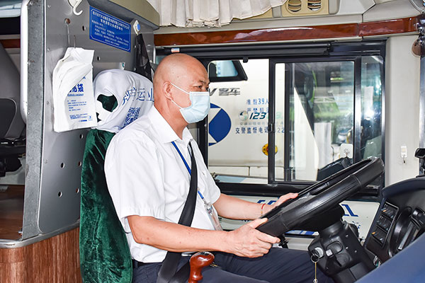 四川自贡:为20余万乘客保驾护航 劳动模范甘德富19年驾驶零事故_fororder_1甘德富工作中(摄影-赵丽)
