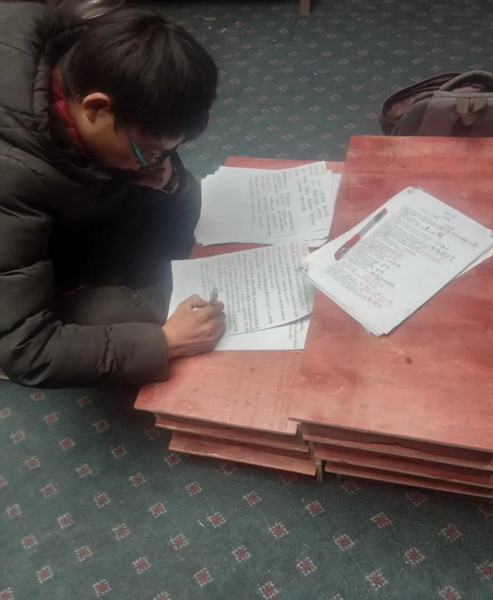 หนุ่มหิมาลัยขี่รถจักรยานยนต์ 6 ชั่วโมงเพื่อเรียนออนไลน์จนเป็นพยาบาลได้สำเร็จ_fororder_西藏3_副本