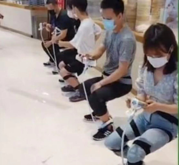 ร้านอาหารในกรุงปักกิ่งจัด “เก้าอี้ล่องหน” ให้ลูกค้ารอคิว_fororder_隐形1_副本