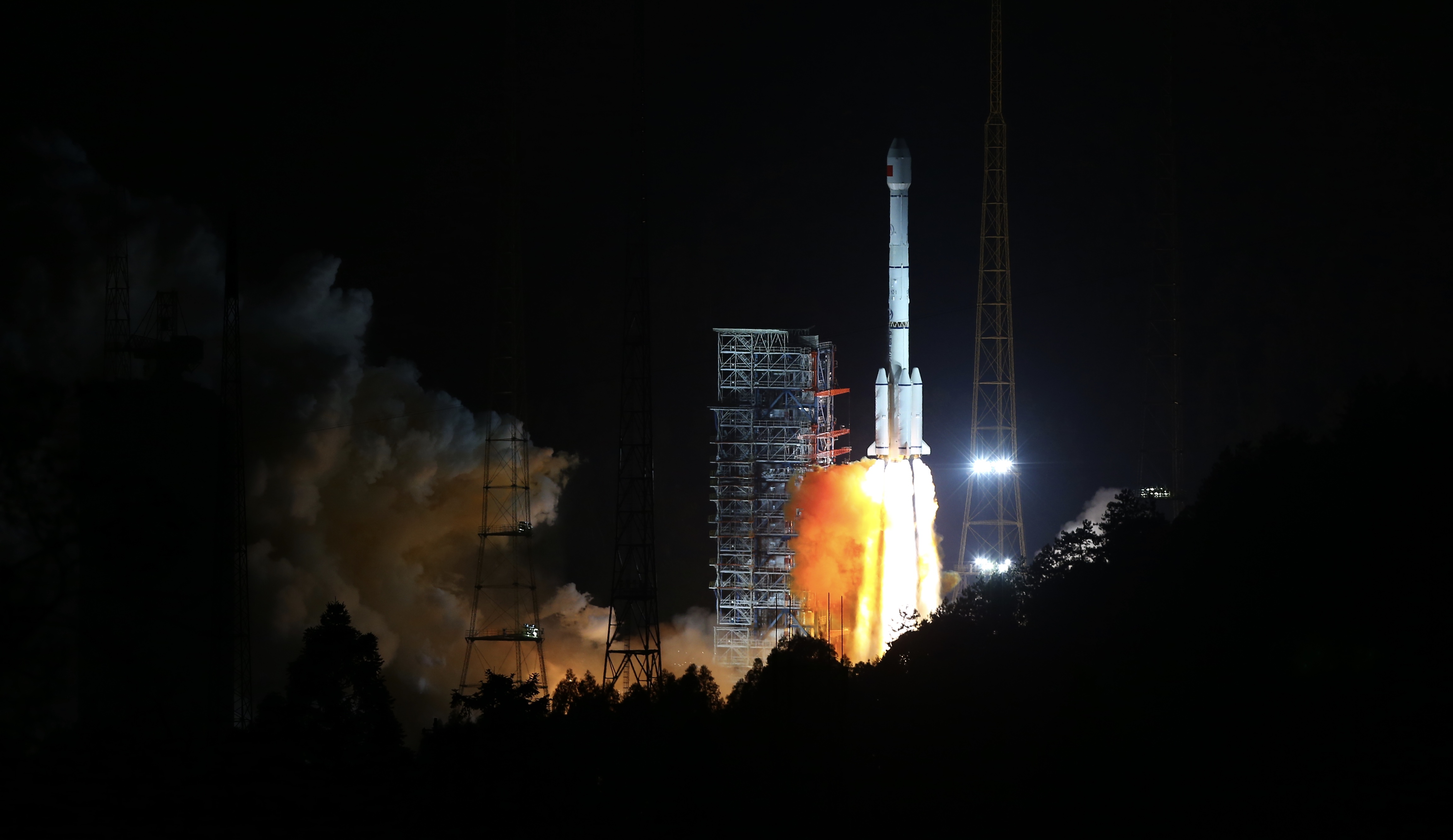 中国首次发射北斗三号组网卫星 北斗卫星导航系统步入