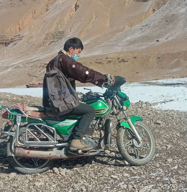 หนุ่มหิมาลัยขี่รถจักรยานยนต์ 6 ชั่วโมงเพื่อเรียนออนไลน์จนเป็นพยาบาลได้สำเร็จ_fororder_西藏2_副本