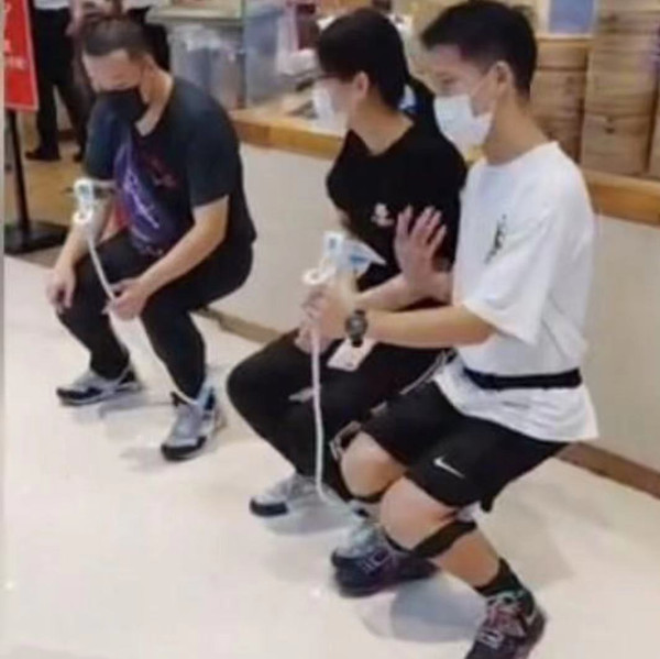 ร้านอาหารในกรุงปักกิ่งจัด “เก้าอี้ล่องหน” ให้ลูกค้ารอคิว_fororder_隐形2_副本