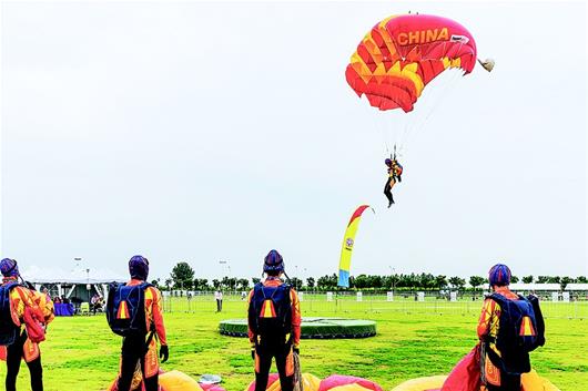 军运会跳伞测试赛在武汉揭幕
