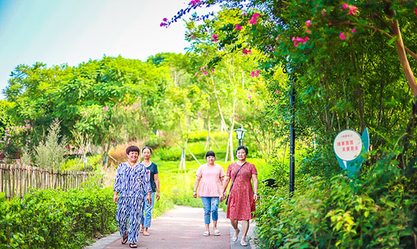 自贡沿滩:绿色生态长廊串起市民幸福生活_fororder_2市民在长廊散步(摄影-宋姿熠)