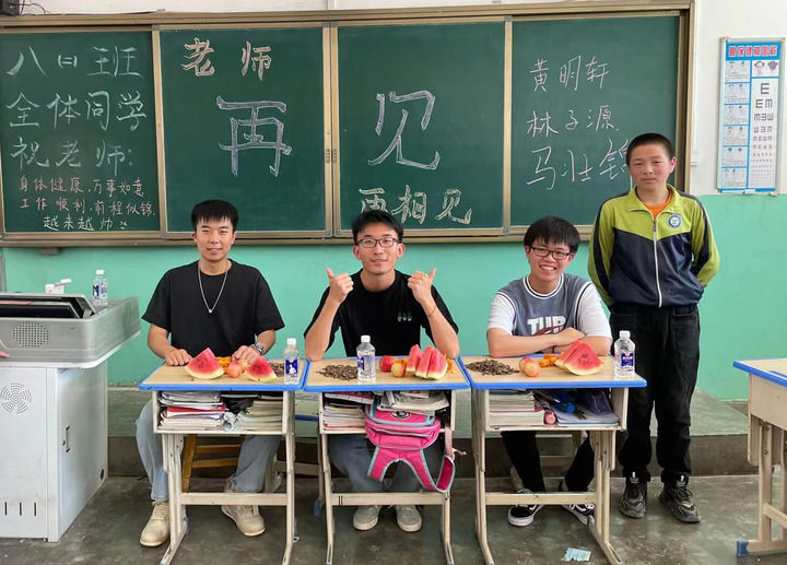 在这张旧书桌前,他们用青春答一道题——复旦大学研究生支教团23年扎根宁夏王民中学纪实