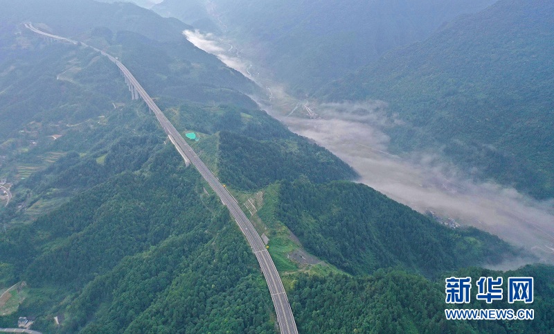 湖北鹤峰：云端高速穿越壮美山川
