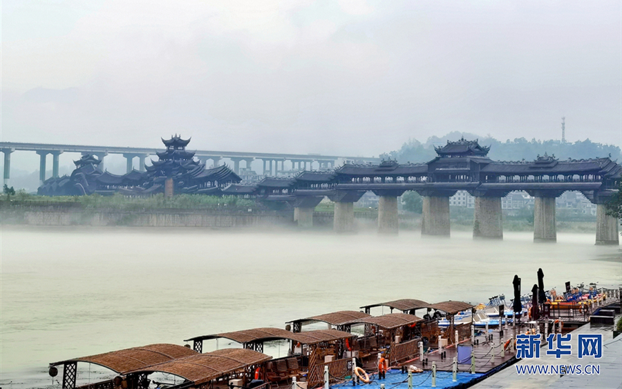 【城市远洋带图】阿蓬江畔烟雨朦胧 千年濯水古镇宛如水墨画卷