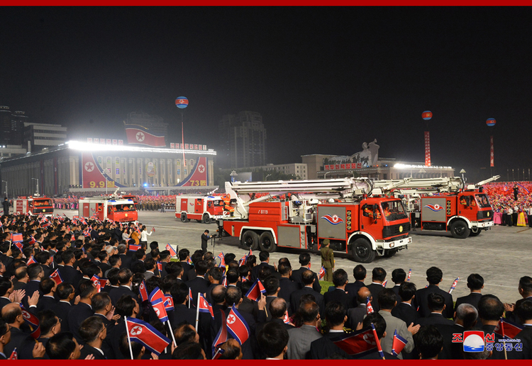 朝鲜举行建国73周年阅兵式