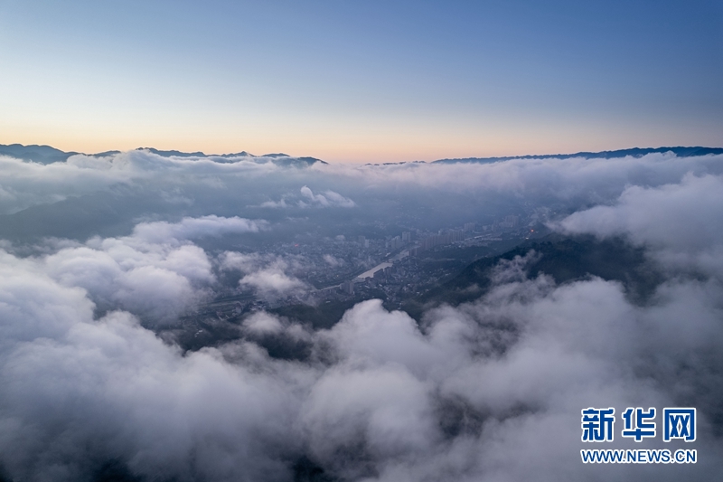 云海瞰荆山 水墨山城入画来