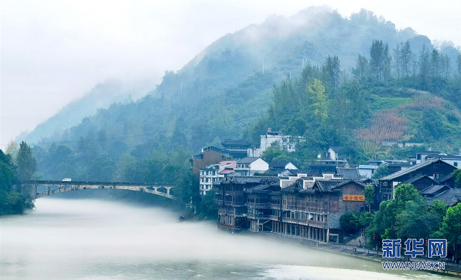 【城市远洋带图】阿蓬江畔烟雨朦胧 千年濯水古镇宛如水墨画卷