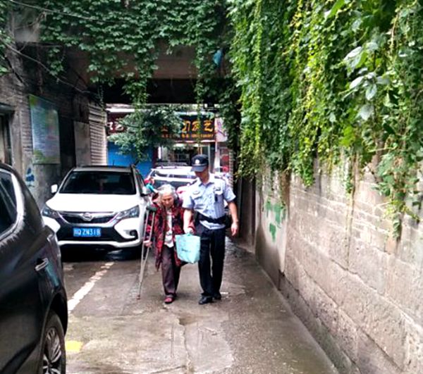 （转载）创文我在行——宜宾翠屏区公安分局东城派出所民警及时护送一名走失老人回家