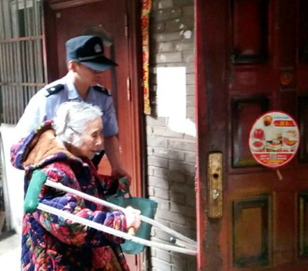 （转载）创文我在行——宜宾翠屏区公安分局东城派出所民警及时护送一名走失老人回家