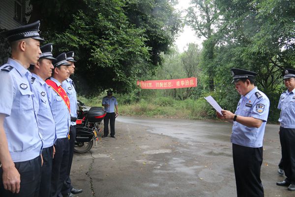 （转载）“迎庆2号”送奖到岗 公安荣誉激励一线执勤民警