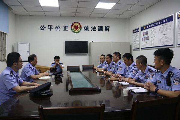 （转载）“迎庆2号”送奖到岗 公安荣誉激励一线执勤民警