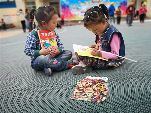 图片默认标题_fororder_学生认真阅读新书（成都市温江区鱼凫双语幼儿园-供图）