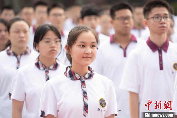 南京中学生全面返校上课：疫情后重见青青校园