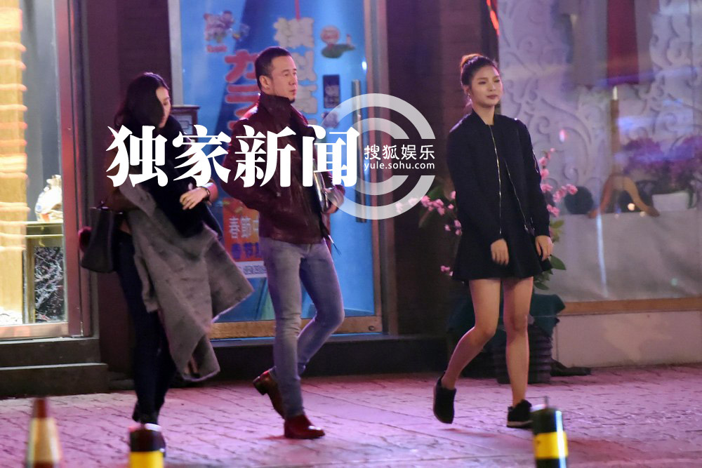 艳福不浅! 杨坤深夜外出带众美女吃日料(图)