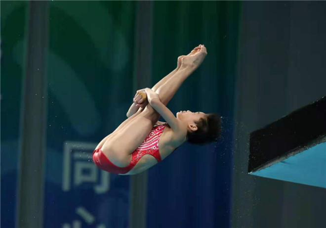 全红婵摘得十四运会跳水女子10米跳台金牌_fororder_图片1
