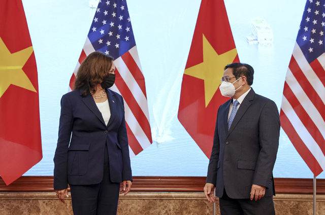 “魅力攻势”为何尴尬收场？_fororder_1111-当地时间8月25日，美国副总统卡玛拉·哈里斯与越南总理范明政进行会晤。（来源：人民视觉）