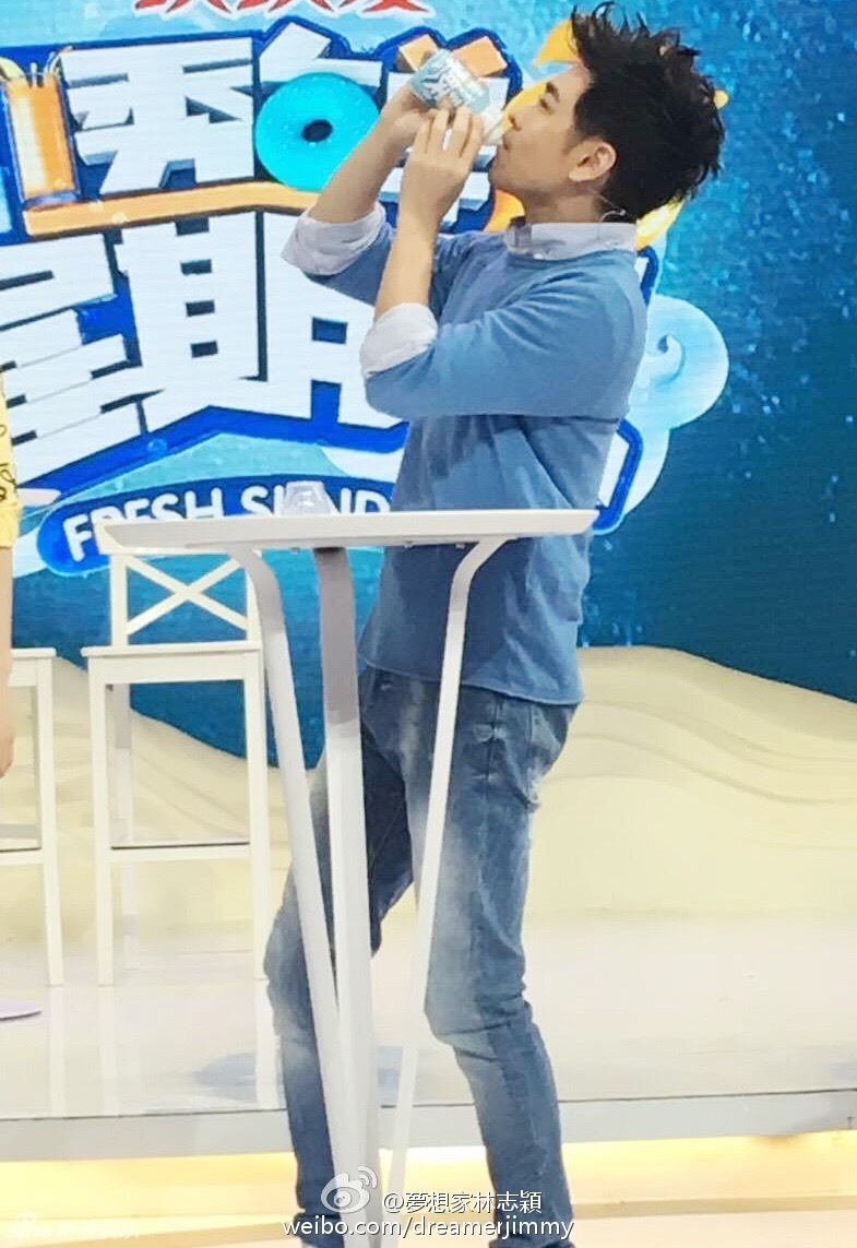 不老童颜同框!何炅林志颖均42岁超年轻(图)