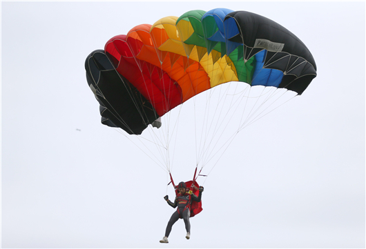 【湖北】【CRI原创】第七届世界军人运动会跳伞项目测试赛开赛