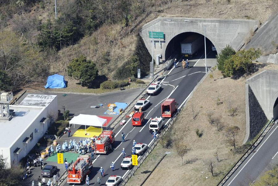 日本一高速公路隧道发生严重追尾2人亡60人伤组图