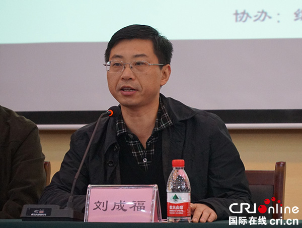 图片默认标题_fororder_绵阳市教育和体育局师培科科长刘成福宣布开赛（摄影杨明）