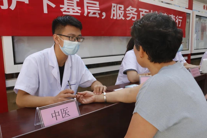 新时代文明实践|青岛西海岸新区区立医院开展“万名医护下基层,服务百姓健康行动”主题义诊活动_fororder_3