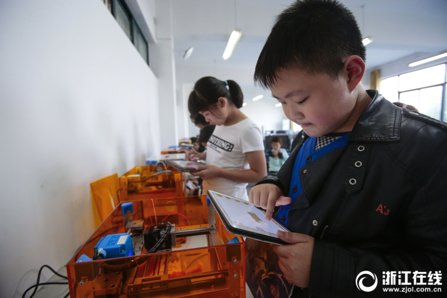 不打王者荣耀玩木头 杭州小学开木工课