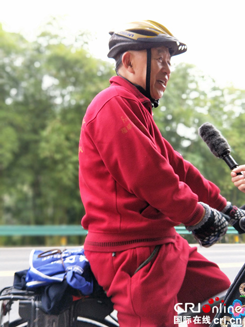 图片默认标题_fororder_84岁的骑手唐显清说：我要保持在晚年只要能骑得动都要每天骑车。（何芳-摄影）