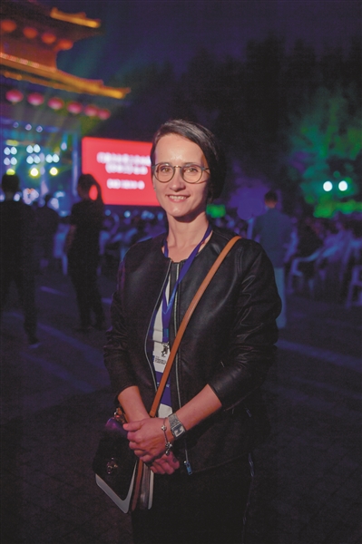 罗马尼亚布拉索夫省议会公共委主任娅莉娜·约安娜·萨斯兹：“通过《我和我的祖国》了解沈阳、了解中国文化”