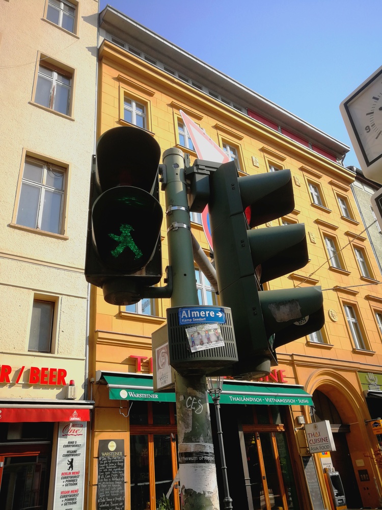 创意2030 | 城市IP如何实现多元文化可持续发展_fororder_柏林市内的红绿灯标识以及相关衍生品商店2