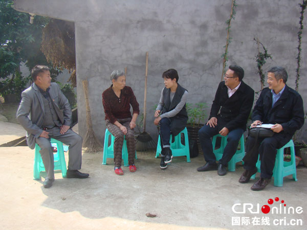 图片默认标题_fororder_唐均来到民师杨应琼家中，与杨老师亲切交流