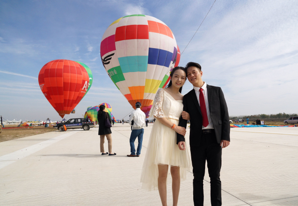 百对新人武汉举办热气球空中婚礼刷新纪录(组图)