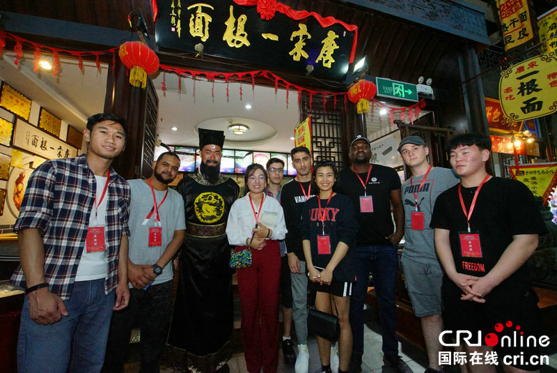 （转载）外国青年看河南采风团走进开封 感受“大宋风华”