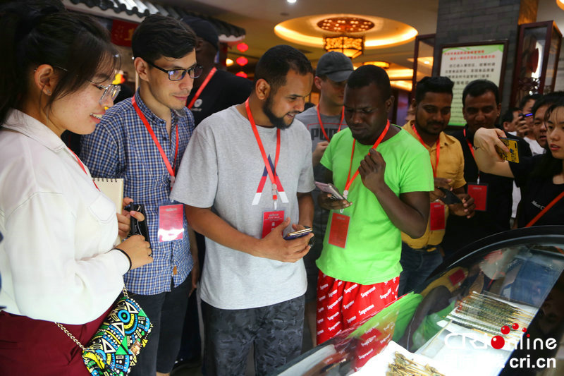 （转载）外国青年看河南采风团走进开封 感受“大宋风华”