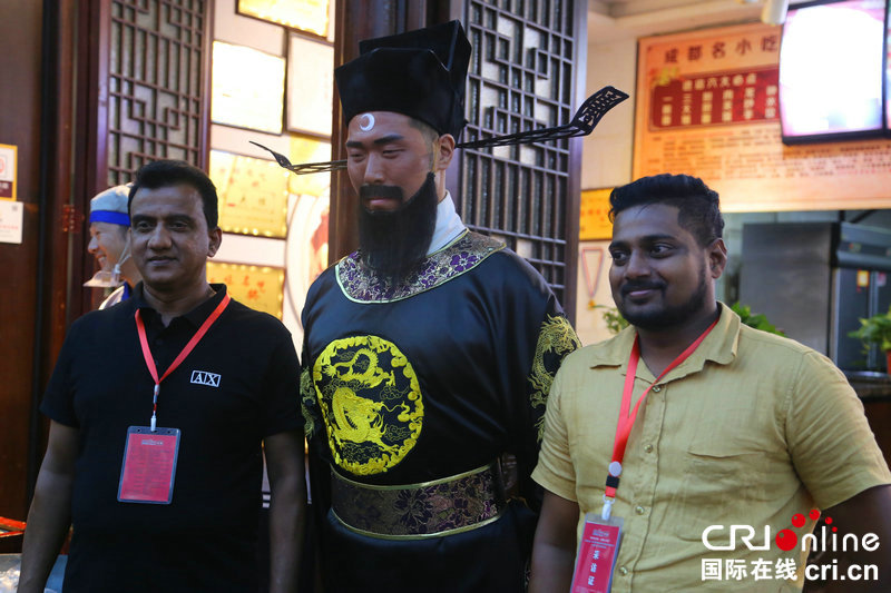 （转载）外国青年看河南采风团走进开封 感受“大宋风华”