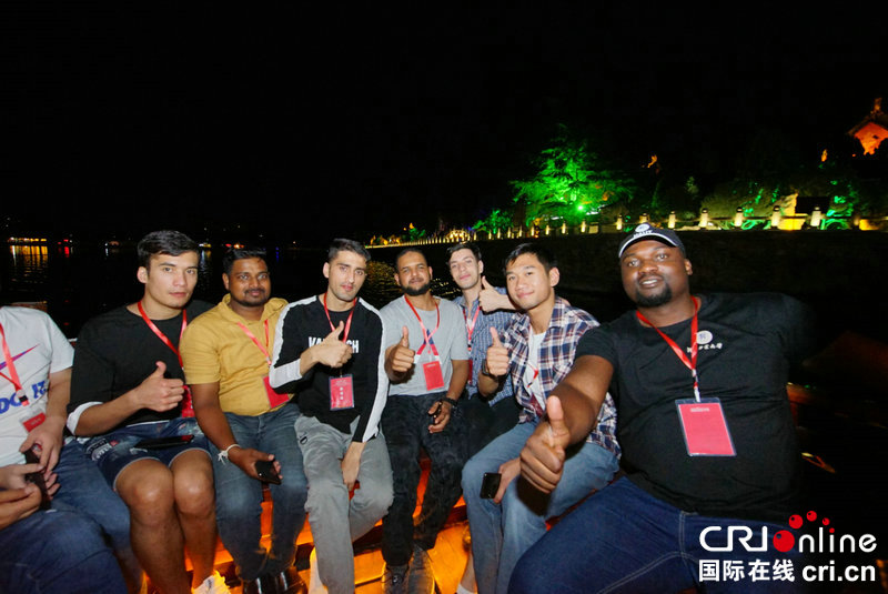 （转载）外国青年看河南采风团走进开封 感受“大宋风华”