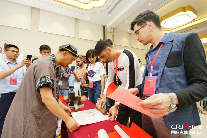 （转载）外国青年留学生体验制作非物质文化遗产——木版年画