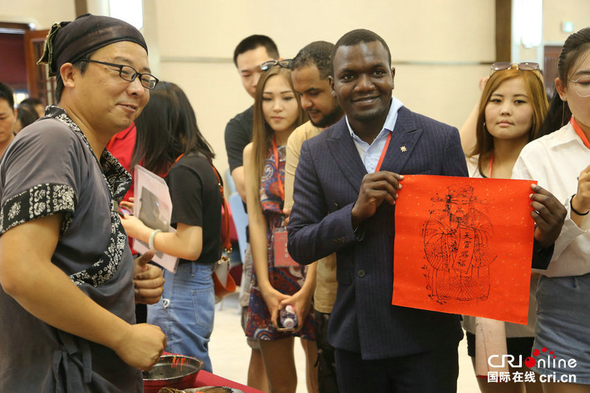 （转载）外国青年留学生体验制作非物质文化遗产——木版年画
