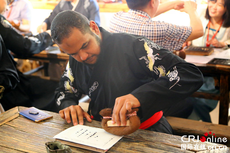 （转载）外国青年看河南采风团体验活字印刷 感受汉字之美