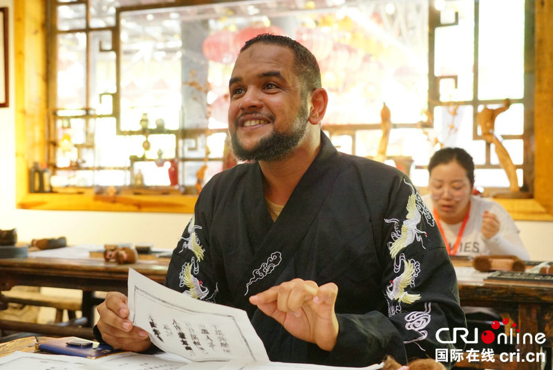 （转载）外国青年看河南采风团体验活字印刷 感受汉字之美