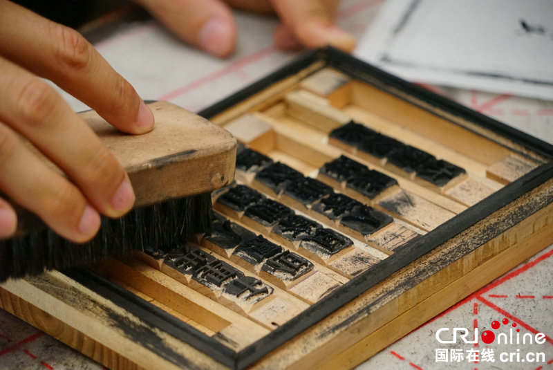 （转载）外国青年看河南采风团体验活字印刷 感受汉字之美