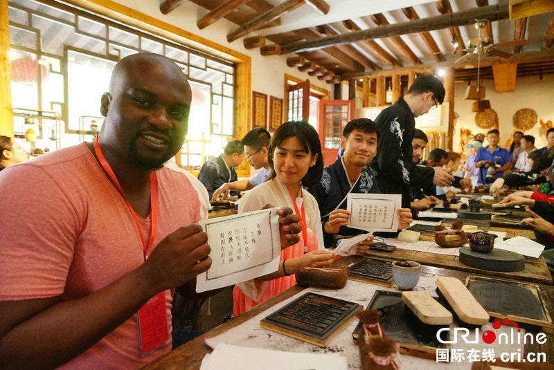 （转载）外国青年看河南采风团体验活字印刷 感受汉字之美
