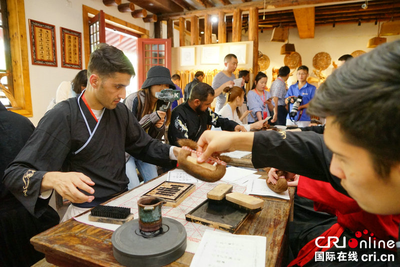 （转载）外国青年看河南采风团体验活字印刷 感受汉字之美